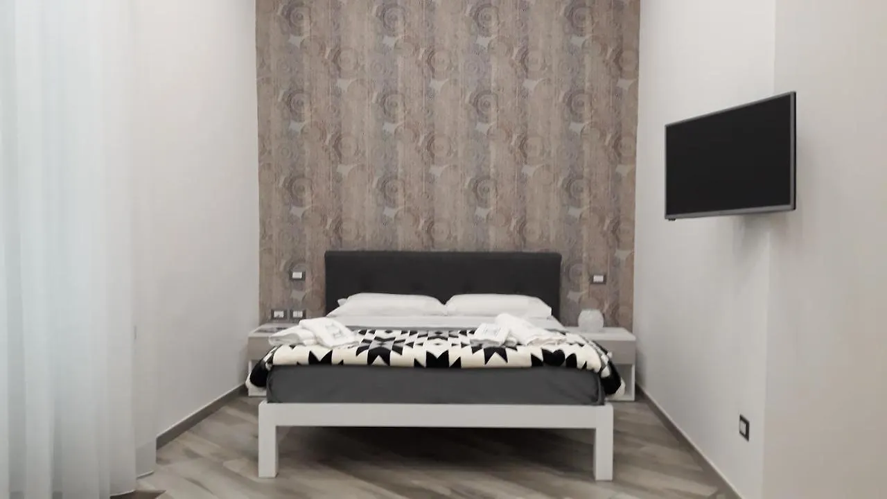 נאפולי Hermes Rooms For Tourists 2*,
